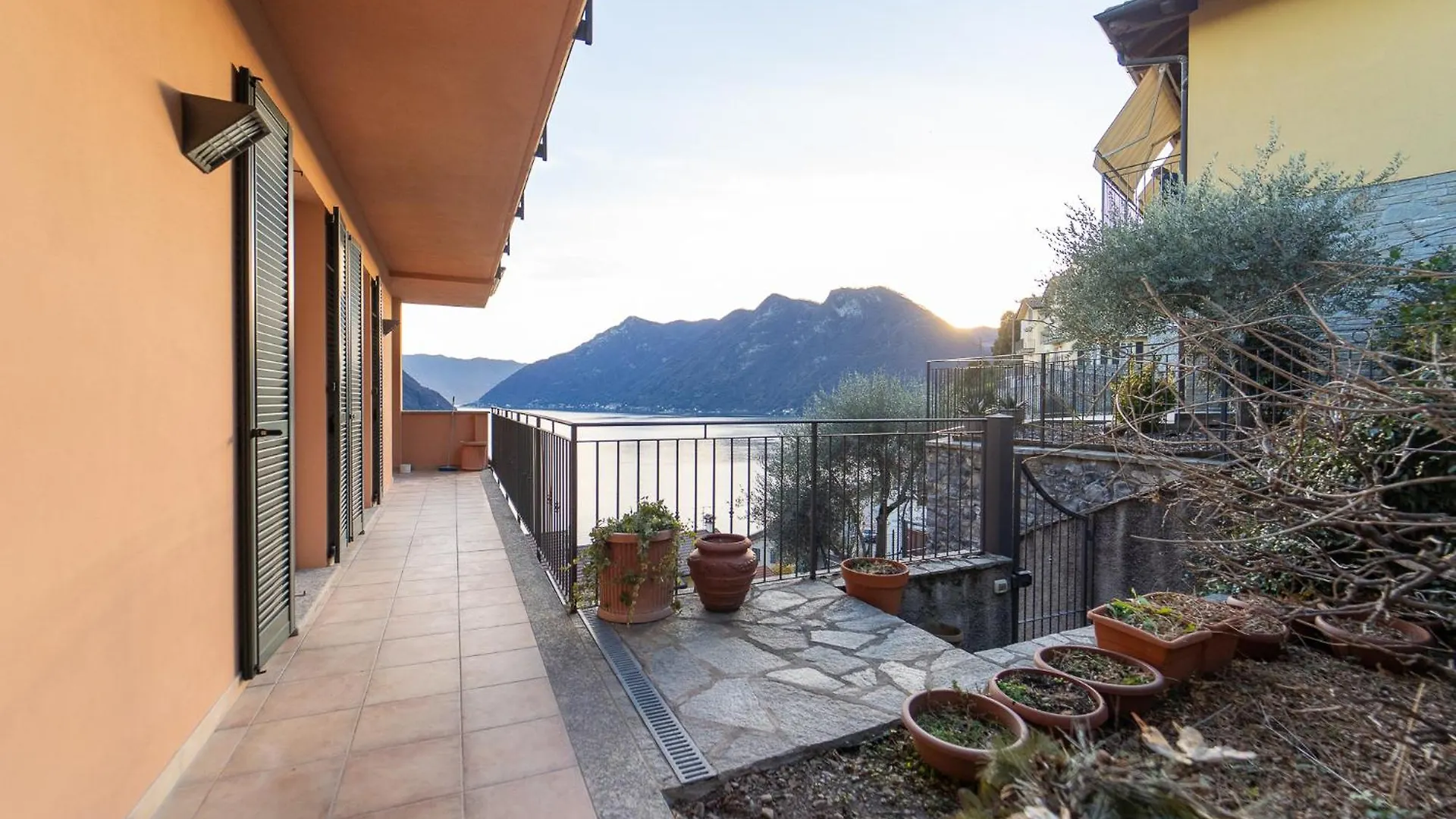 Splendida Casa Con Terrazza Vista Lago E 2 Garage Colonno 0*,  Italy